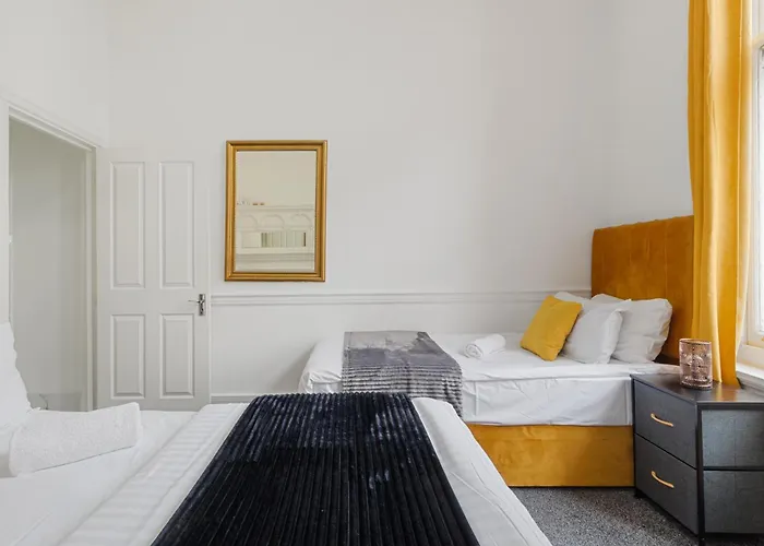 Oxford Street Chic Retreat - Unparalleled Elegance And Urban Comfort! Gc1