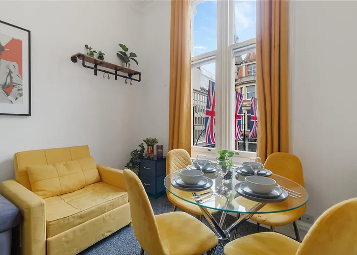 Oxford Street Chic Retreat - Unparalleled Elegance And Urban Comfort! Gc1